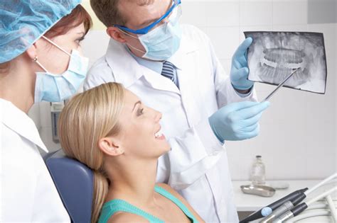 牙科医生图片 牙科医生给病人看她的牙齿x光片素材 高清图片 摄影照片 寻图免费打包下载