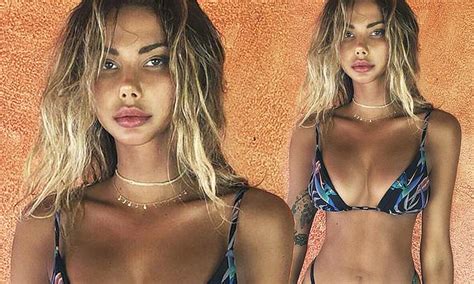 Justin Bieber S Ex Sahara Ray Flaunts Her Eye Popping Cleavage And Tiny