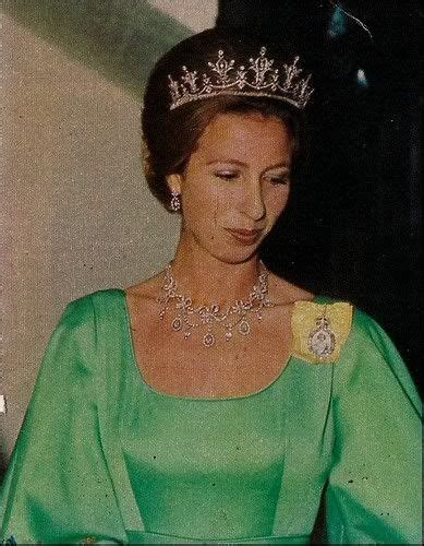 She wore the festoon tiara, owned by princess anne. Princess Anne, festoon tiara, 1970s | Reina isabel ...