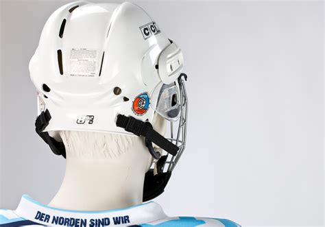 S hose mit überzug ab gr. Eishockey-Ausrüstung von Hamburg Freezers-Spieler Schubert