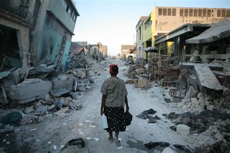 Hundreds of thousands of survivors were displaced. 海地大地震一周年祭:图片记录灾难时刻_第一金融网
