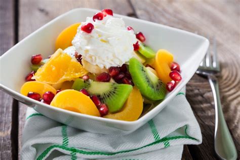 In sua presenza ci che ne dite di una bella macedonia di frutta estiva da preparare con questa ricetta facile per concludere nel migliore dei modi il pranzo o la cena? Macedonia di frutta estiva con o senza gelato: come si ...