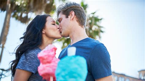 7 Amazing Things That Happen To Your Body When You Kiss Someone For The