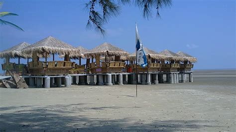 Este resort ofrece internet wifi sin cargo, y cuenta con 4 restaurantes y 2. I.A.G. Kisahku: Taman tema air di Morib, Banting