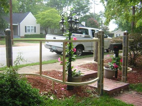 Build A Curved Wooden Fence Backyard Fences Fence Landscaping