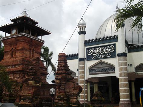 Akulturasi Antara Tradisi Lokal Hindu Budha Dan Islam Di Indonesia