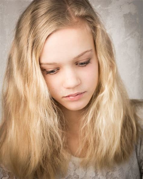 muchacha rubia adolescente hermosa con el pelo largo imagen de archivo imagen de hembra