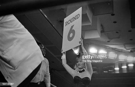 Boxing Ring Girl Photos Et Images De Collection Getty Images