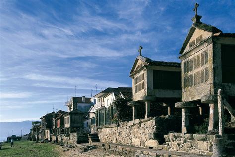 Travel guide resource for your visit to pontevedra. Combarro (Pontevedra) | Lugares de españa, Viajes y España