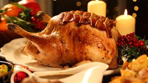 Gordon ramsay demonstrated how to perfect roasting a turkey. 圣诞都吃啥：英国传统圣诞食物大科普_新浪教育_新浪网