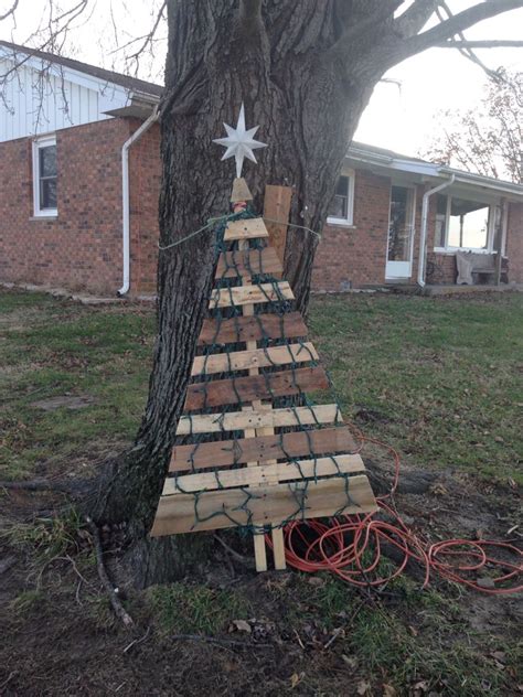 Christmas Tree Made Out Of A Wood Pallet And Sum Christmas Lights Pallet