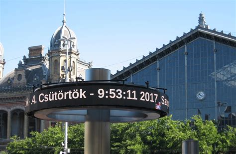 Collection of free html and css clocks: Budapest's rotating clock at Nyugati Square works again, kinda