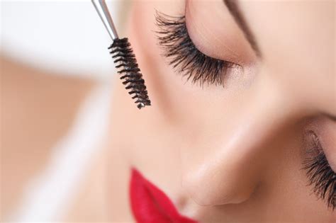 What is eyelash dandruff and how to beat it? - Mission: Beauty - At the 