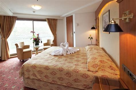 No cooking is allowed inside the cabins, except for crockpots and coffeepots. MS Swiss Tiara images | IgluCruise