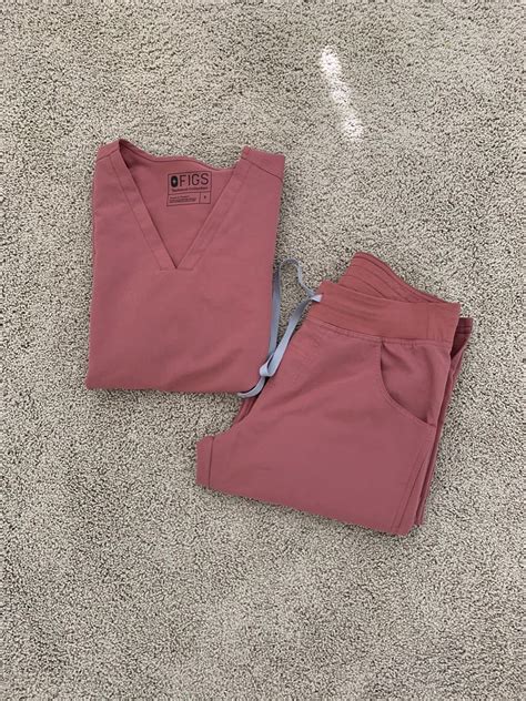 Mauve Figs Scrubs Set St In 2021 Medical Scrubs Outfit Nursing Clothes Doctor Outfit