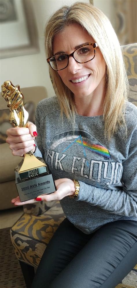 Cory Chase Wins Avn Fan Award For Favorite Indie Clip Star For Second