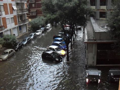 E' polemica all'indomani del nubifragio che ha provocato estesi allagamenti a roma, traffico in tilt e 150 interventi dei vigili del fuoco. Foto Maltempo a Roma, il nubifragio a Ostia - 1 di 17 ...