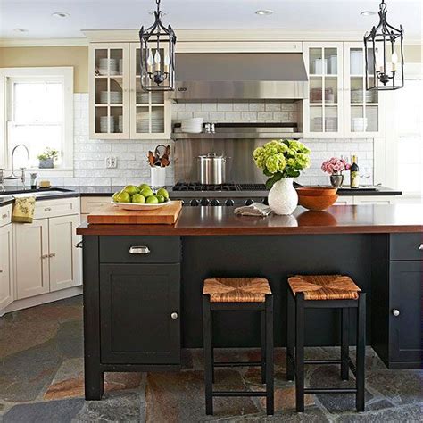 White, gray and brown generally take up most of the backdrop and décor is no different with major furniture pieces like the living room couch or the dining table also it is the finish of the kitchen island, material of choice and the shade of blue that combine to create the right island for your stylish kitchen. 35 Cozy And Chic Farmhouse Kitchen Décor Ideas - DigsDigs