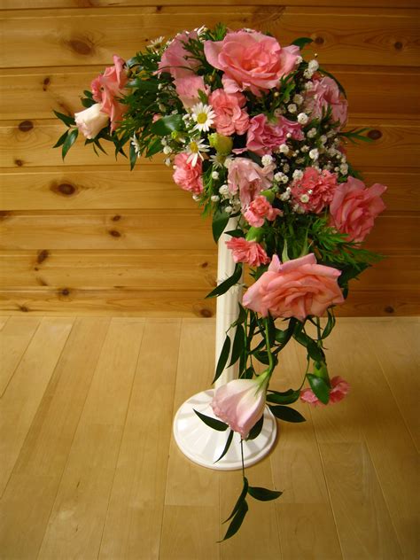 How do you find out what kind (and colors) of flowers are in season during your wedding month? Crescent Bouquet | Bridal flowers, Wedding bouquets ...