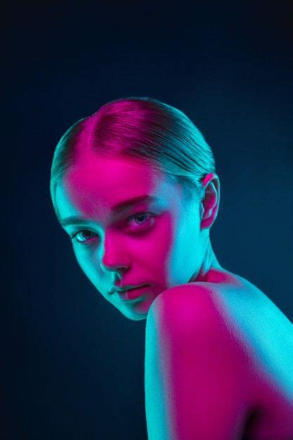 Free Photo Portrait Of Female Fashion Model In Neon Light On Dark Studio Fotografie Malen