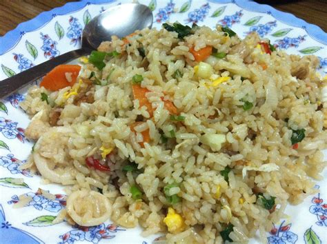 Sajikan nasi goreng ayam bersama dengan taburan bawang goreng dan telur mata sapi. EitaKz Blog's: Nasi Goreng Cina ala Warung