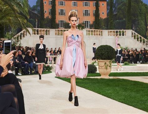 Chanel Haute Couture S/S19 | Chanel haute couture, Haute couture looks, Haute couture