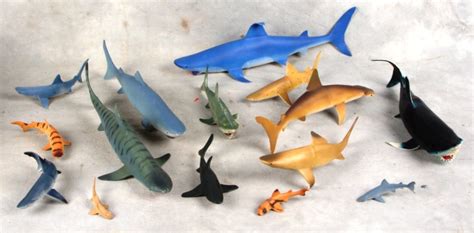 L7315 VINTAGE LARGE LOT HP LARAMI TOY SHARKS ASSORTED GREAT