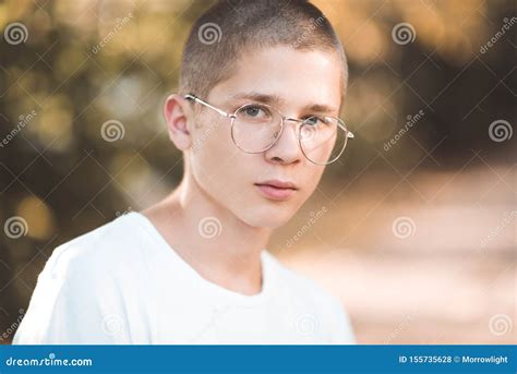 Ragazzo Adolescente Con Gli Occhiali Fotografia Stock Immagine Di Modo Nave 155735628