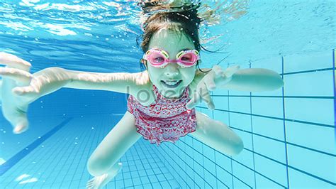 маленькая девочка плавает под водой изображениеФото номер 502361257