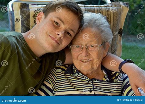 Moi Et La Grand Maman Garçon Rend Visite à Sa Grand Grand Maman Image