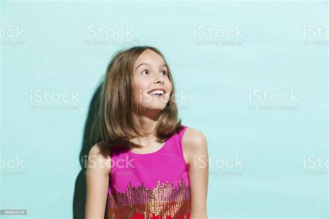 미소 여자아이 On 터쿠아즈 배경기술 루킹 바라요 소녀에 대한 스톡 사진 및 기타 이미지 소녀 십대 소녀 위를 보기 Istock