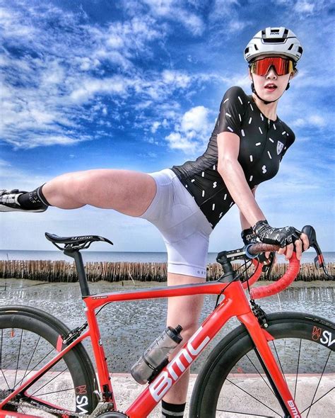 画像に含まれている可能性があるもの1人、雲、自転車、空、屋外、自然 Female Cyclist Cycling Girls