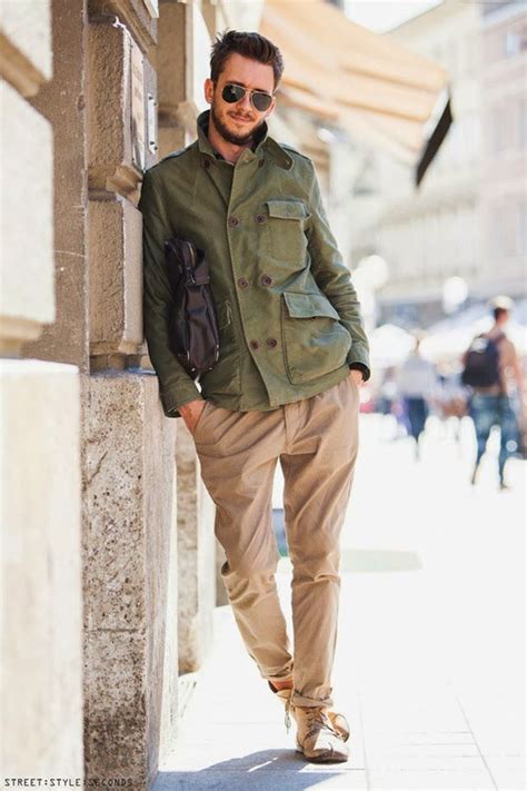 Bottoni dorati, alamari e gradi, il fascino della divisa quest'anno ha il look army è senz'altro molto di moda in questo periodo, poiché ci consente di personalizzarlo e. ミリタリージャケット メンズ コーデ 特集!種類別に注目の着こなしを紹介 | カーキジャケットのコーデ | メンズ ...