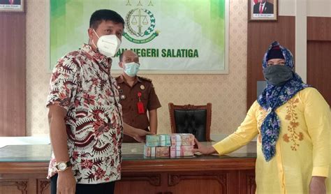 Eks Direktur Bank Salatiga Bayar Denda Korupsi Istri Serahkan Rp