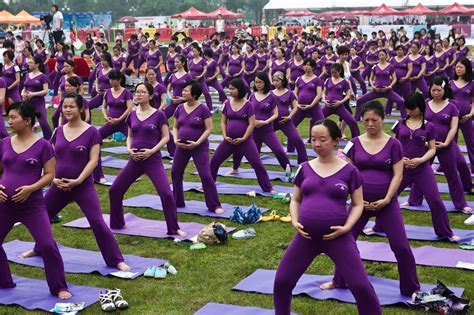 505 pregnant women set guinness world record for largest prenatal yoga class