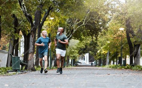Des Amis De Fitness Et Des Hommes âgés Qui Courent Sur La Route De La