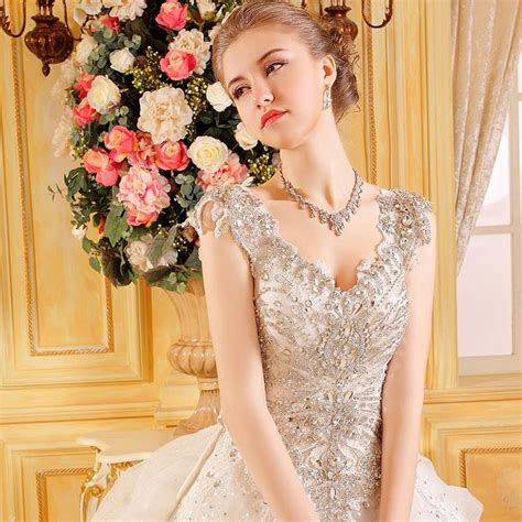 Gaun rancangan alexander mcqueen yang dikenakan aktris felicity jones di academy awards 2015 ini terlihat cantik dan anggun. 1000+ images about WEDDING GOWN / Gaun Pengantin Import ...