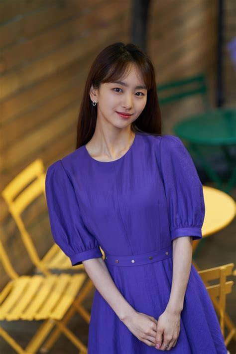 11 운명 엔딩 클럽에서 즐겁게 노는 원진아를 보며 흐뭇해하는 로운❣️. '롱 리브 더 킹' 원진아 "제 원래 모습 녹여냈죠" | 연합뉴스