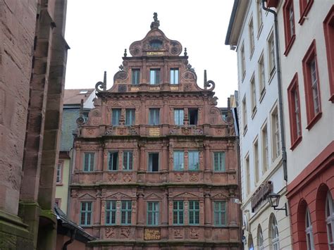 Figurines of the building owner and his wife drawn on the parapet on the second floor. Qué ver y hacer en Heidelberg - El rincón de Sele