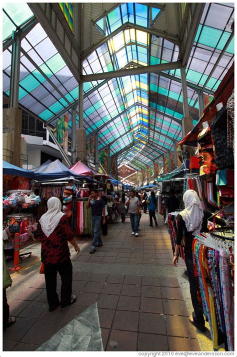 There are many kiosks set up along the way selling a variety of goods here. Bazar, Masjid India. (Photo ID 18048-kualalum)