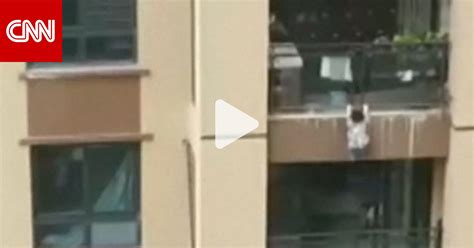 بالفيديو لحظة سقوط طفل من مبنى شاهق وهذا ما فعله المارة Cnn Arabic