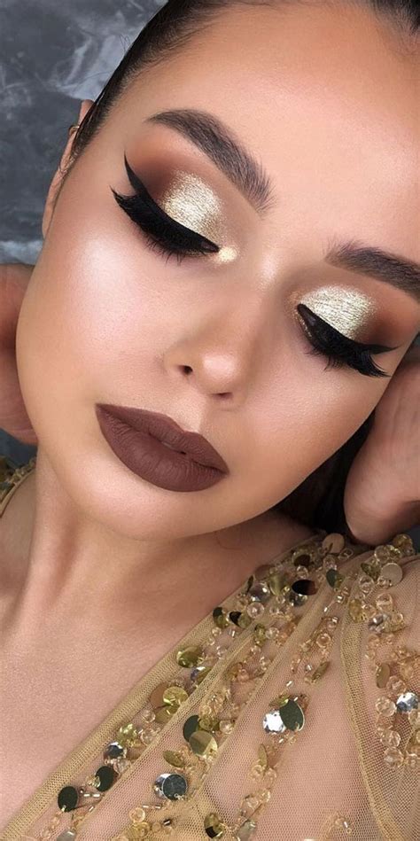 Stunning Makeup Looks 2021 Shimmery Gold And Black Liner Makeup Look