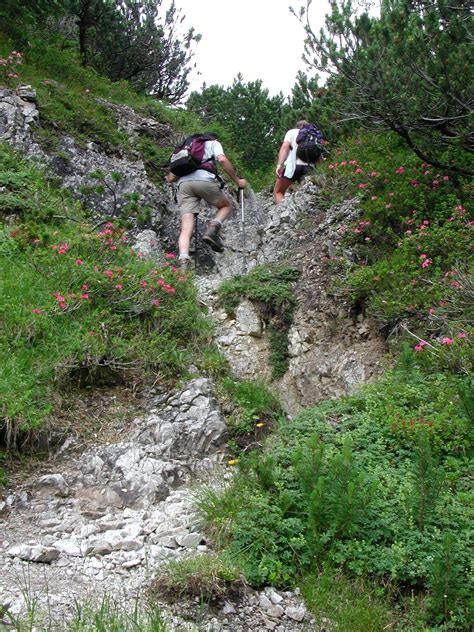 Sie liegt in den allgäuer alpen an der nordseite der hornbachkette, über dem hornbachtal auf 2005 m ü. Lechtal - Bretterspitze via Kaufbeurer Haus Hinterhornbach ...