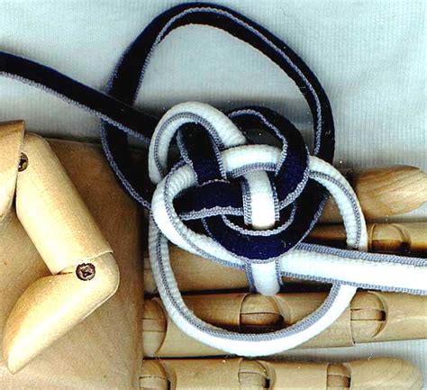 Today we want to show you how to knit chinese curves. Chinese Knotting: The Chinese Double Button Knot