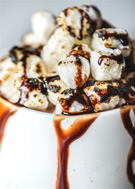 · chocolate caramel marshmallows are a delicious treat, especially when sprinkled with chocolate sea salt! Gambar : makanan, Masakan, hidangan, bahan, pencuci mulut ...