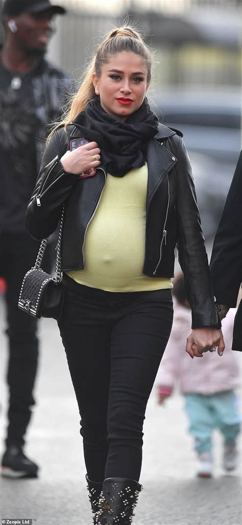 Sur ce cliché, la femme de paul pogba apparaît allongée, les yeux fermés et emplie de bonheur, juste après avoir donné la vie à son petit garçon. (05 photos) :Paul Pogba et sa petite amie seront bientôt ...