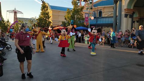 Photos Video Mickeys Happy Holiday Cavalcade Steps Off At Disney