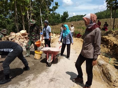 Wanita Pendamping Desa Yang Bangga Ikut Bantu Tentara Daerah Jawa
