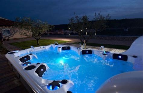 Hiền vân spa chuyên điều trị mụn bọc, mụn viêm, mụn mủ, mụn cám, mụn đầu đen, mụn u nang tuyến bã dầu, vùng mặt, lưng, ngực, mông, nách. Pooler, spabad, pooltak & pooltillbehör, Spa o Bad Kalmar ...