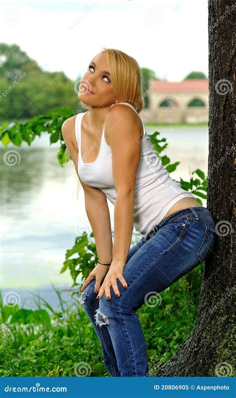 Junge Blonde Frau Im Weißen Trägershirt Und In Den Jeans Stockbild Bild Von Mädchen Park
